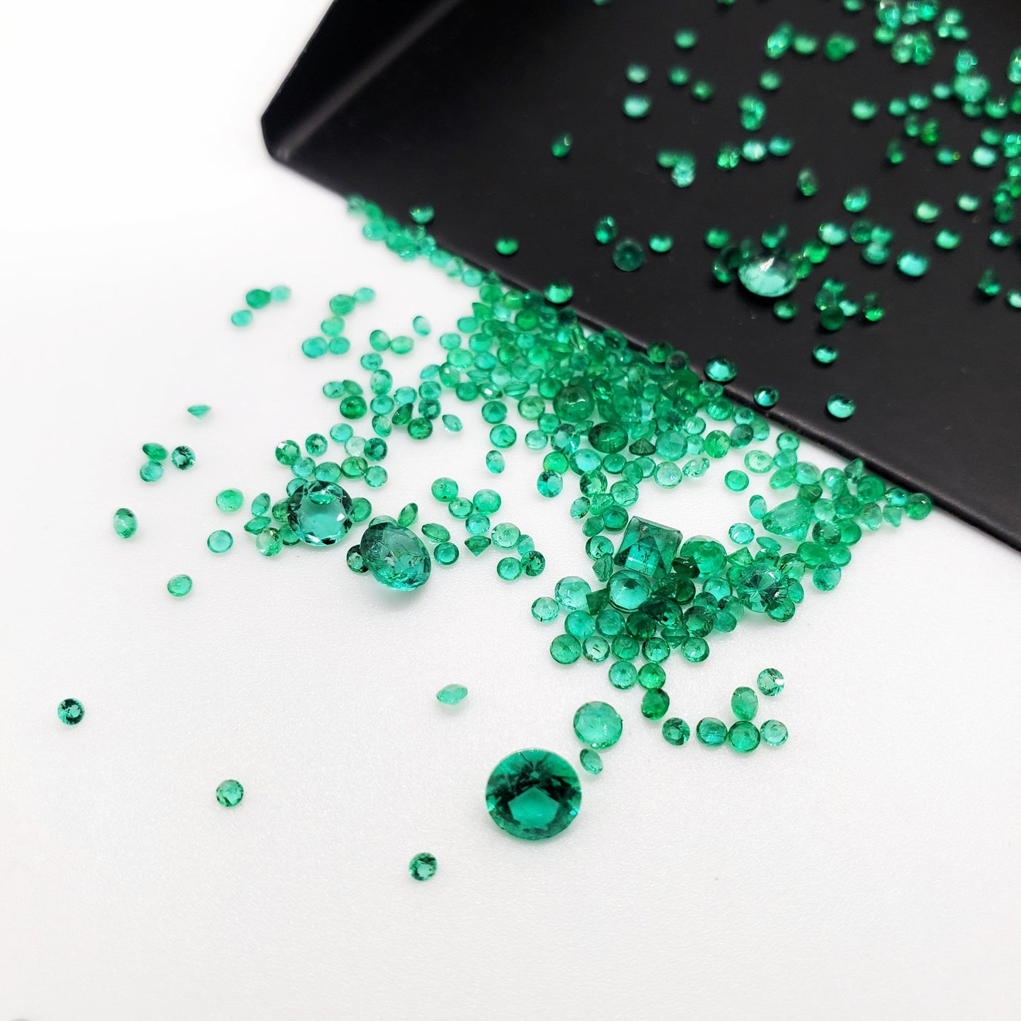 Natural Zambian Emerald Diamond Cut 1.2 mm Round (Natural)