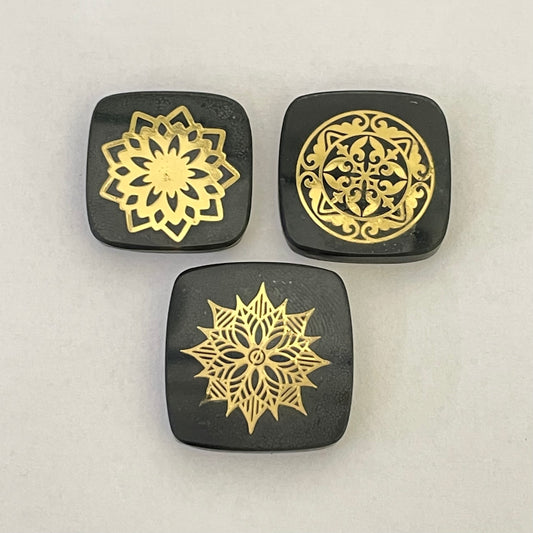 Black Metal doubled Golden Design gemstone offers a luxurious look. (Lab-Created)