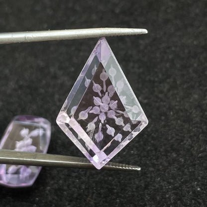 Exquisite Purple Amethyst Carving: A Captivating Display of Beauty (Natural)