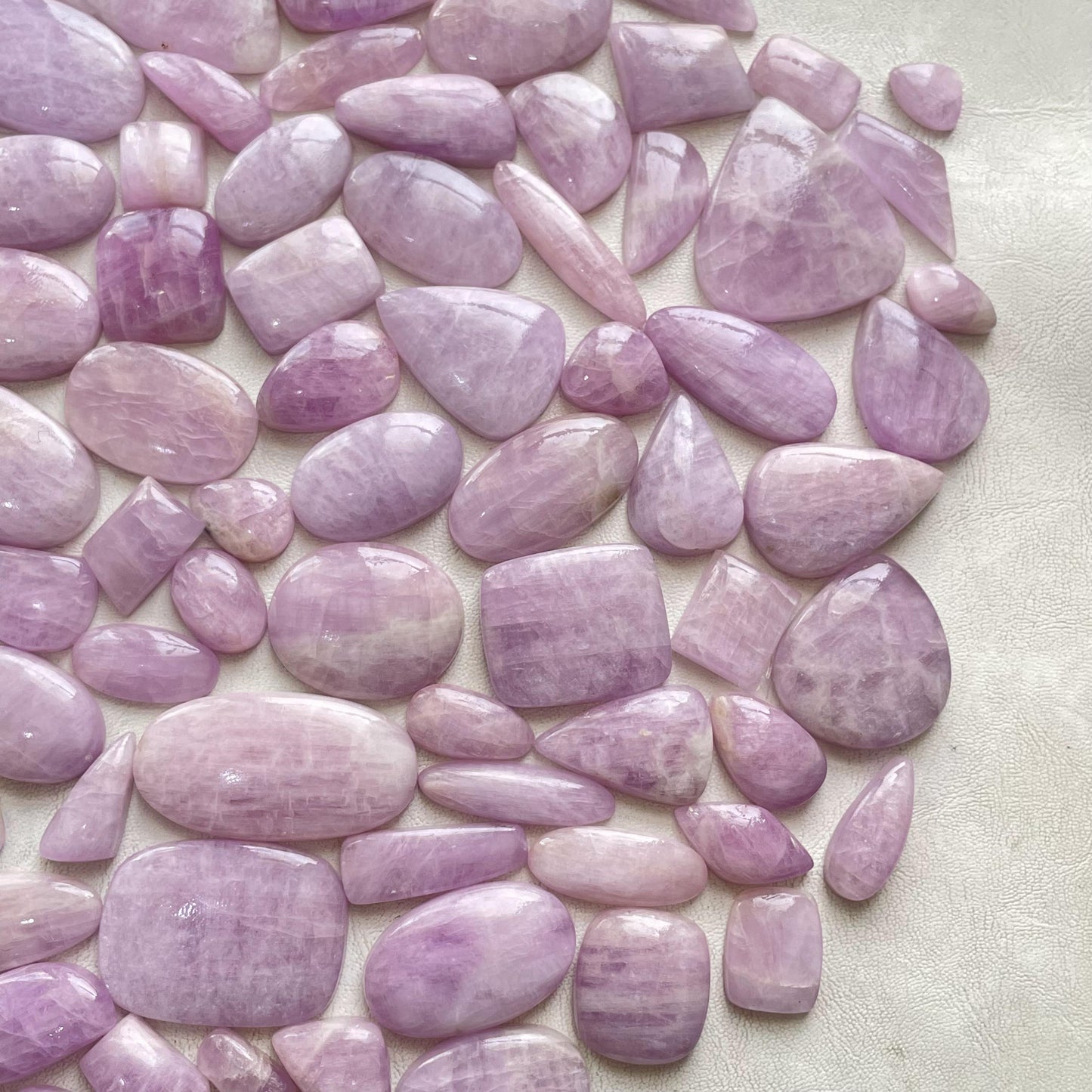 Top Quality of Natural Kunzite cabochon (Natural)